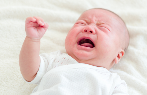 泣いている赤ちゃん