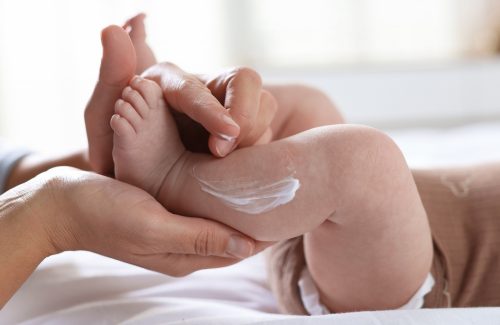 保湿剤を塗られる赤ちゃんの足