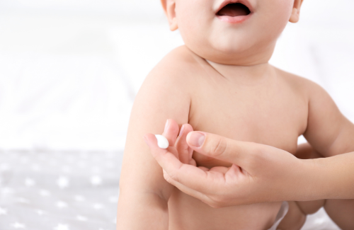 保湿剤を塗る赤ちゃん
